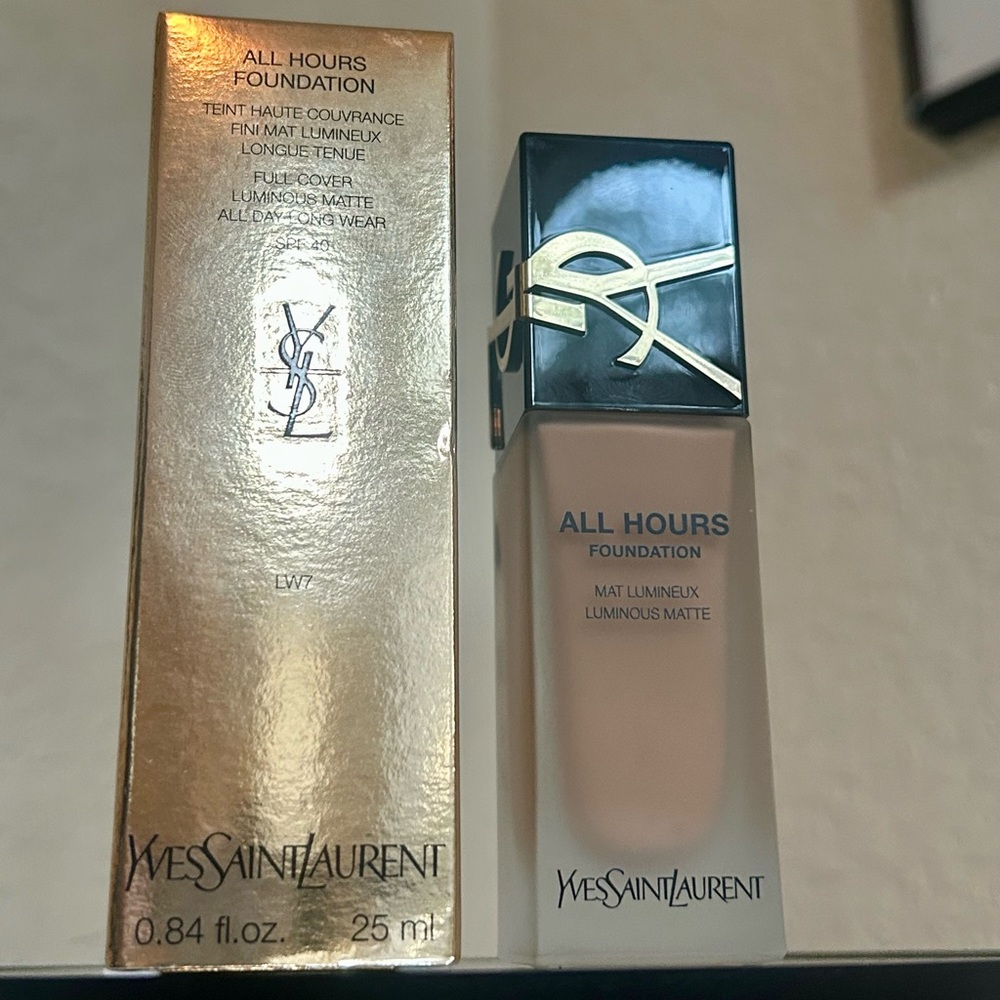 Yves Saint Laurent All Hours Foundation - LW7 SPF 40 - Picture 3 of 8